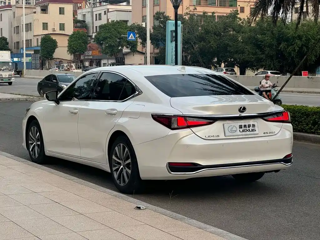 Lexus ES — фото 5