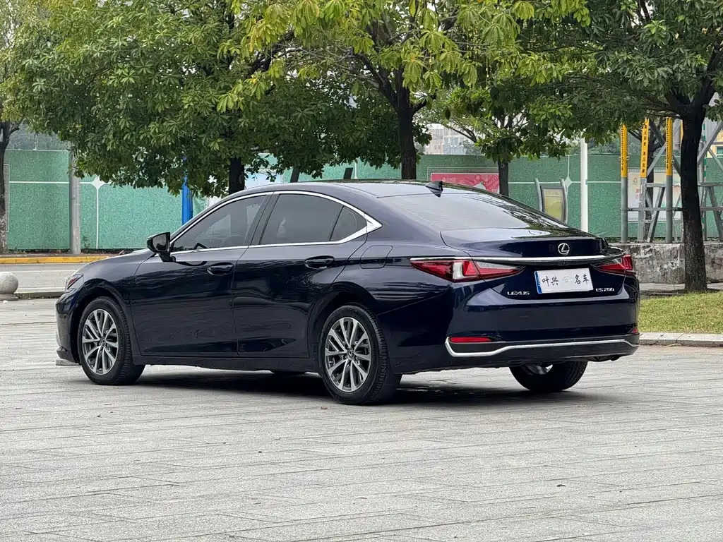 Lexus ES — фото 15