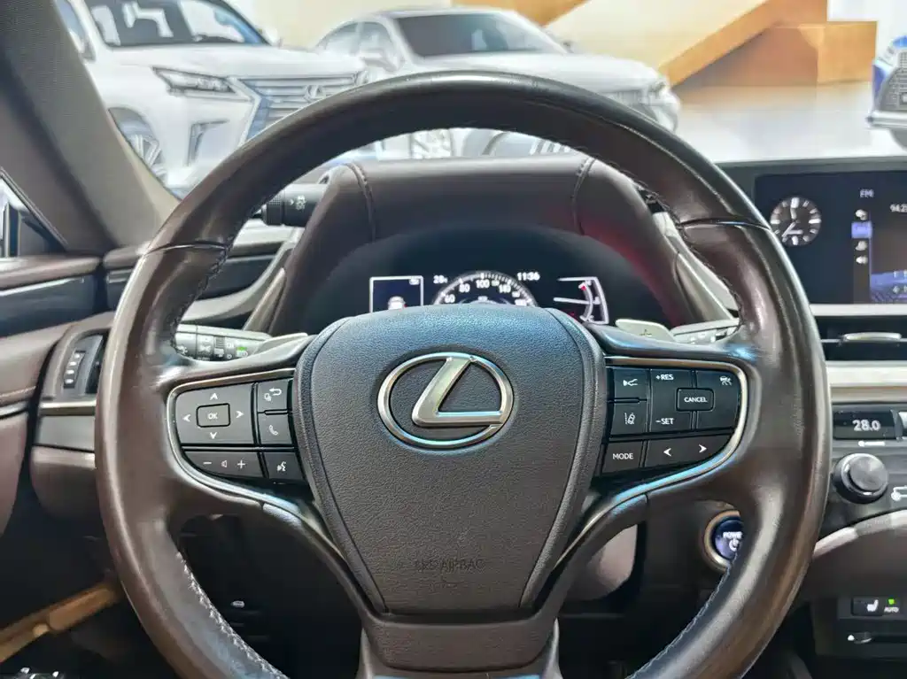 Lexus ES — фото 10