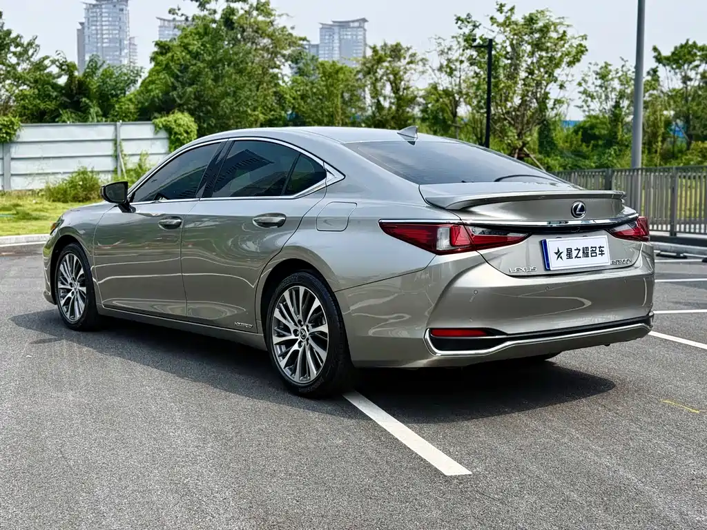 Lexus ES — фото 10
