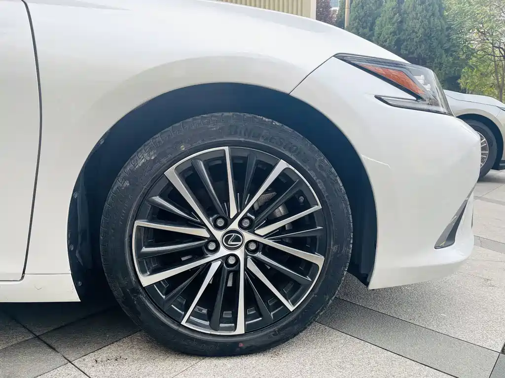 Lexus ES — фото 8