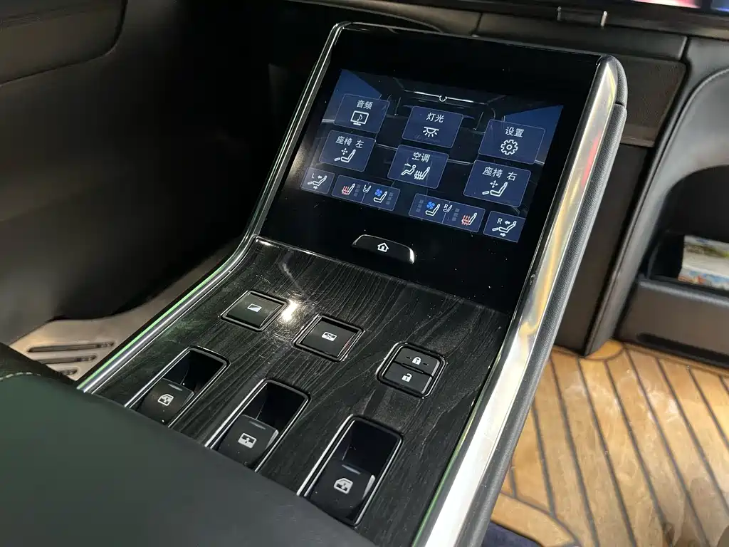Lexus LM — фото 28