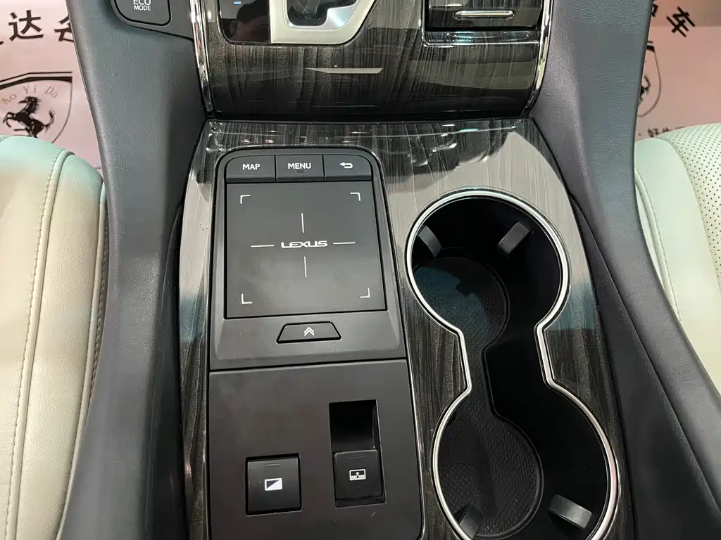 Lexus LM — фото 7