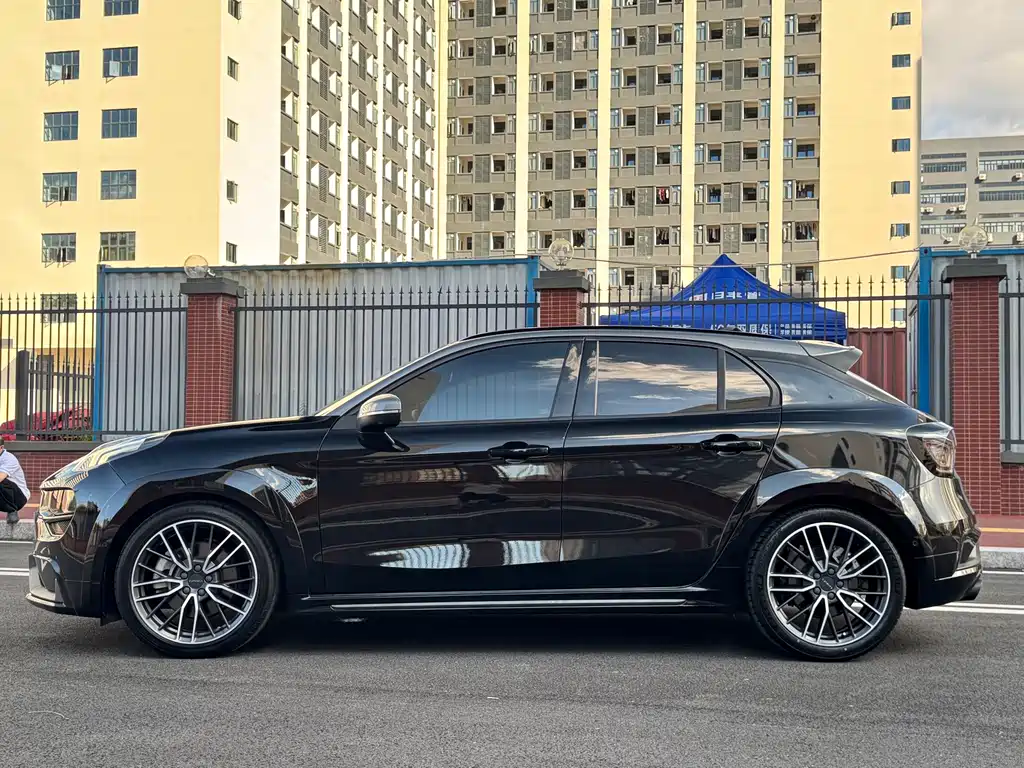 Lynk & Co 02 Hatchback — фото 4