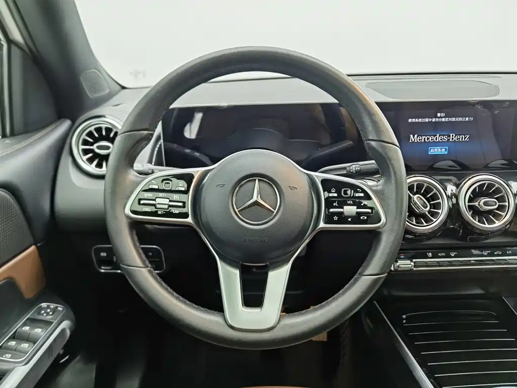Mercedes-Benz GLB — фото 11