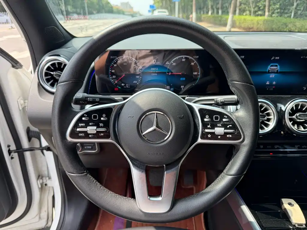 Mercedes-Benz EQB — фото 10