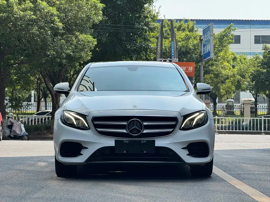 Mercedes-Benz E-Class — фото 2