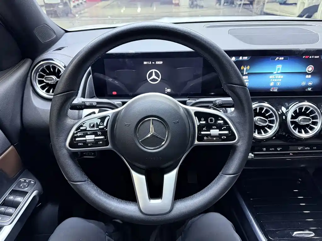 Mercedes-Benz GLB — фото 17