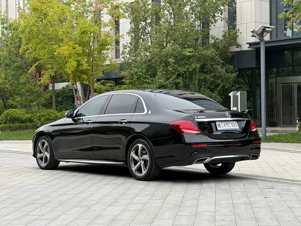 Mercedes-Benz E-Class — фото 4