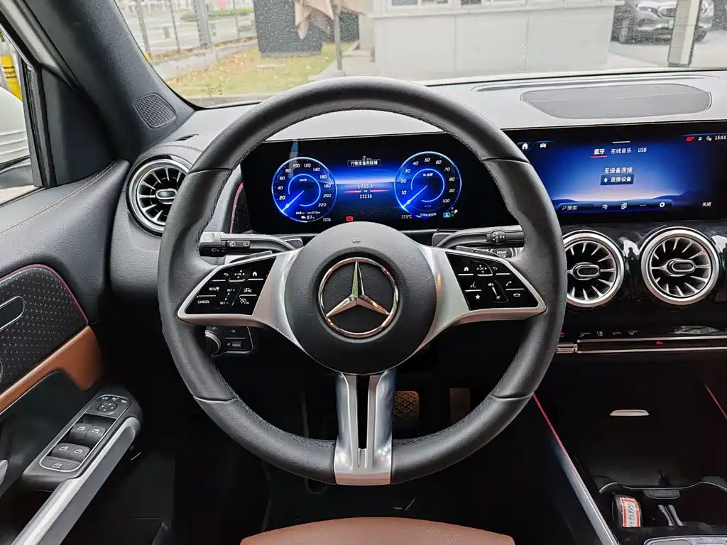Mercedes-Benz EQB — фото 11