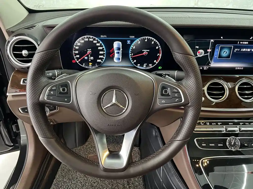 Mercedes-Benz E-Class — фото 14