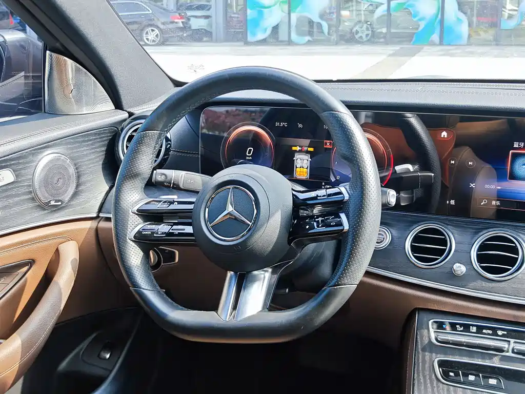 Mercedes-Benz E-Class — фото 11