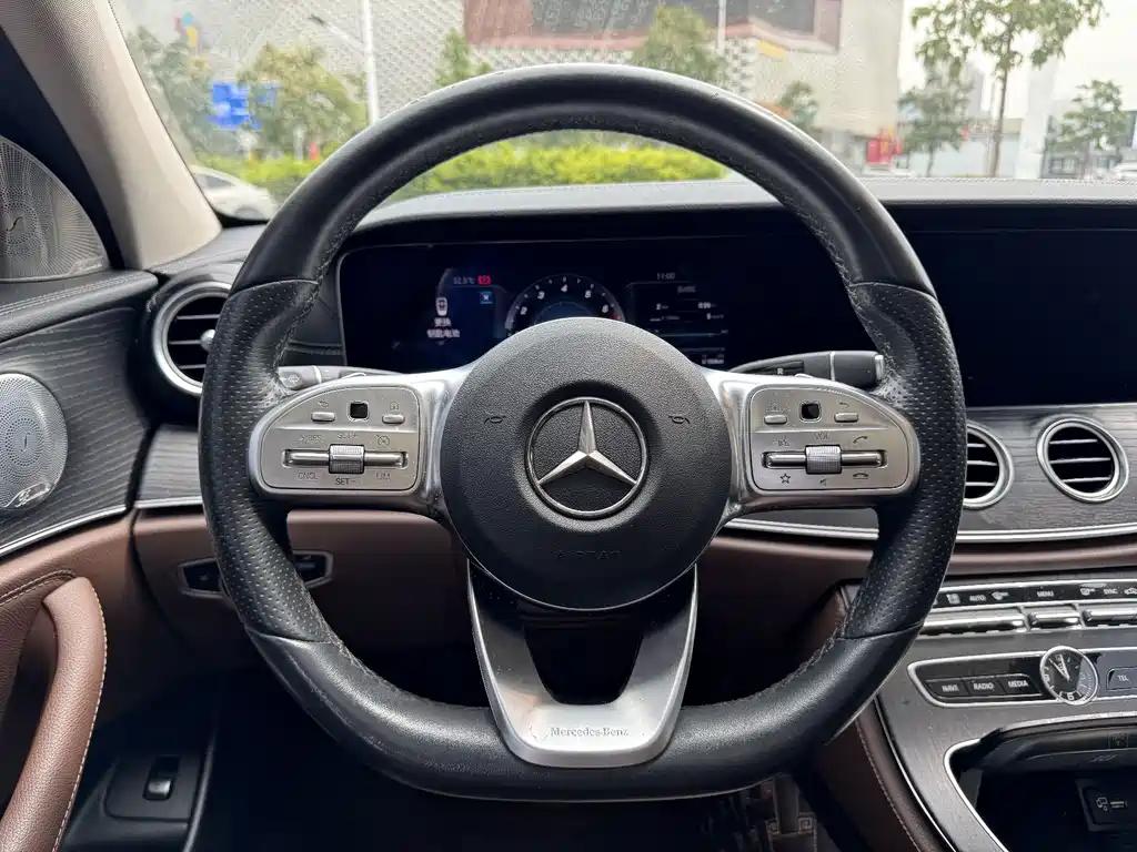 Mercedes-Benz E-Class — фото 8