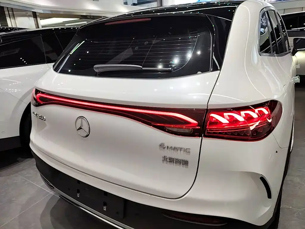 Mercedes-Benz EQE SUV — фото 6