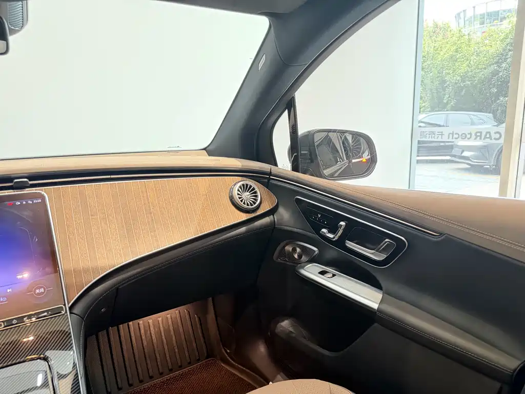 Mercedes-Benz EQE SUV — фото 15