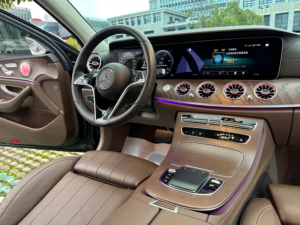Mercedes-Benz E-Class — фото 14
