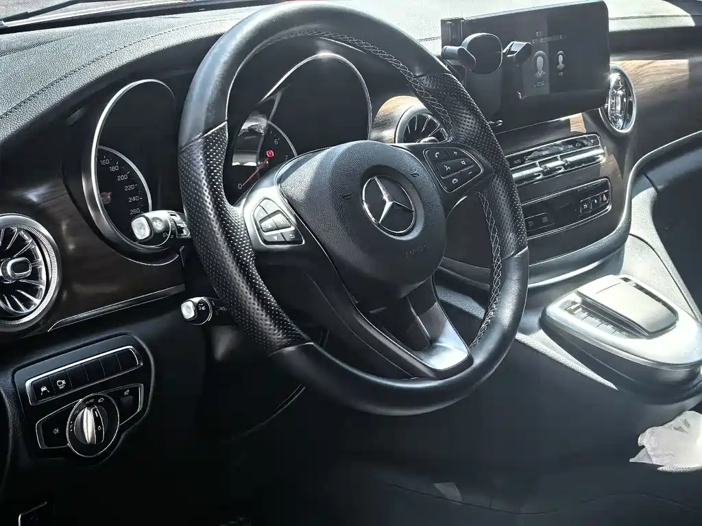 Mercedes-Benz V-Class — фото 14
