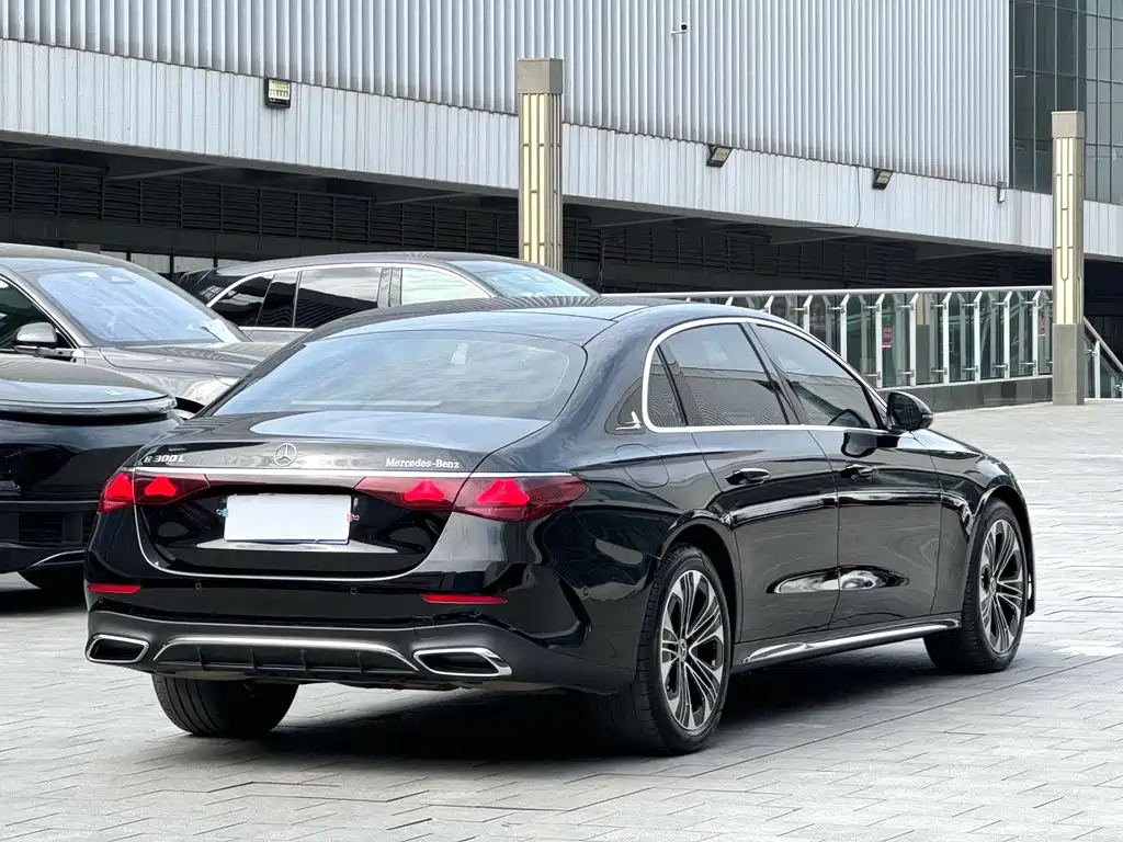 Mercedes-Benz E-Class — фото 7