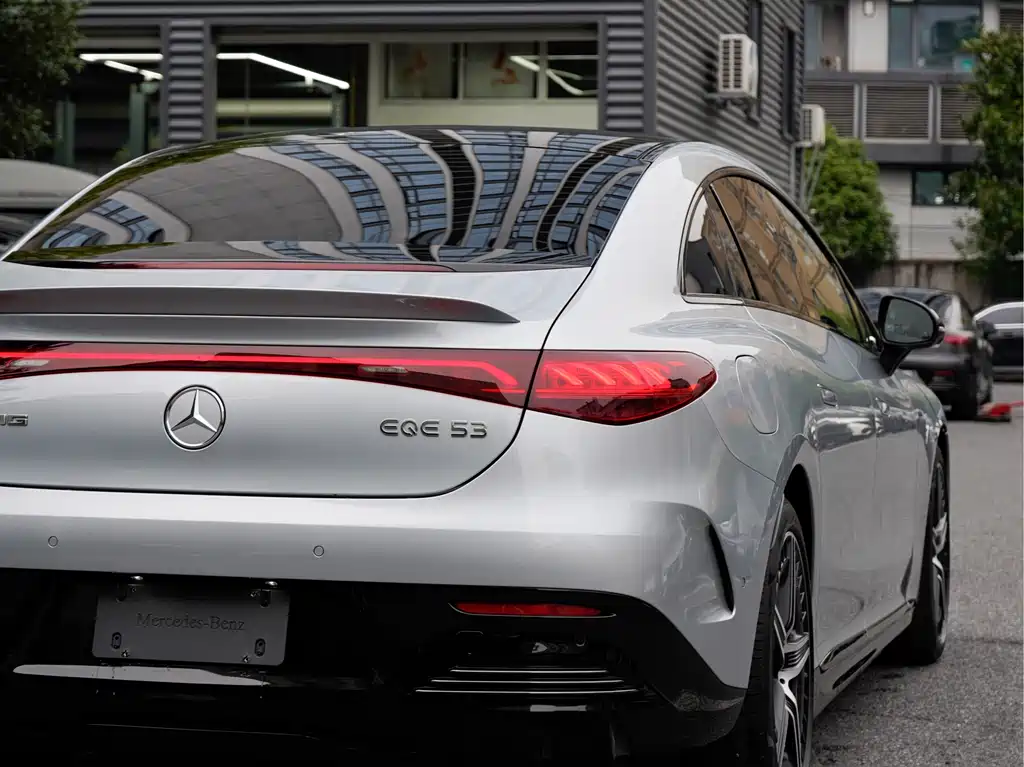 Mercedes-Benz EQE AMG — фото 8
