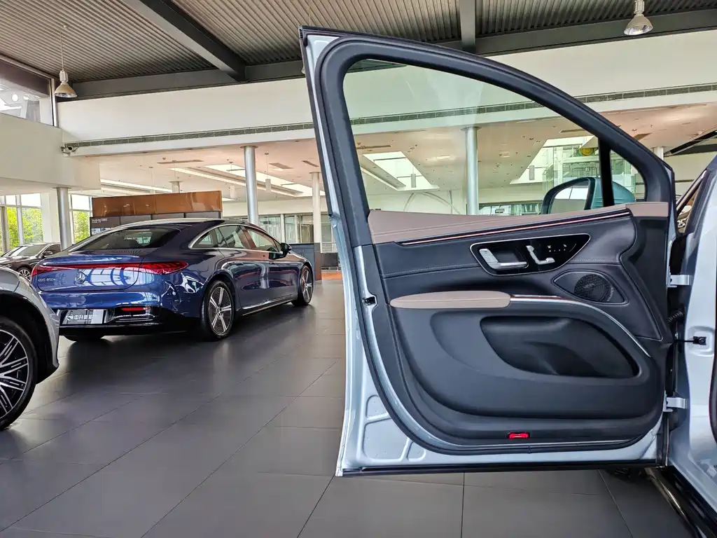 Mercedes-Benz EQS SUV — фото 11
