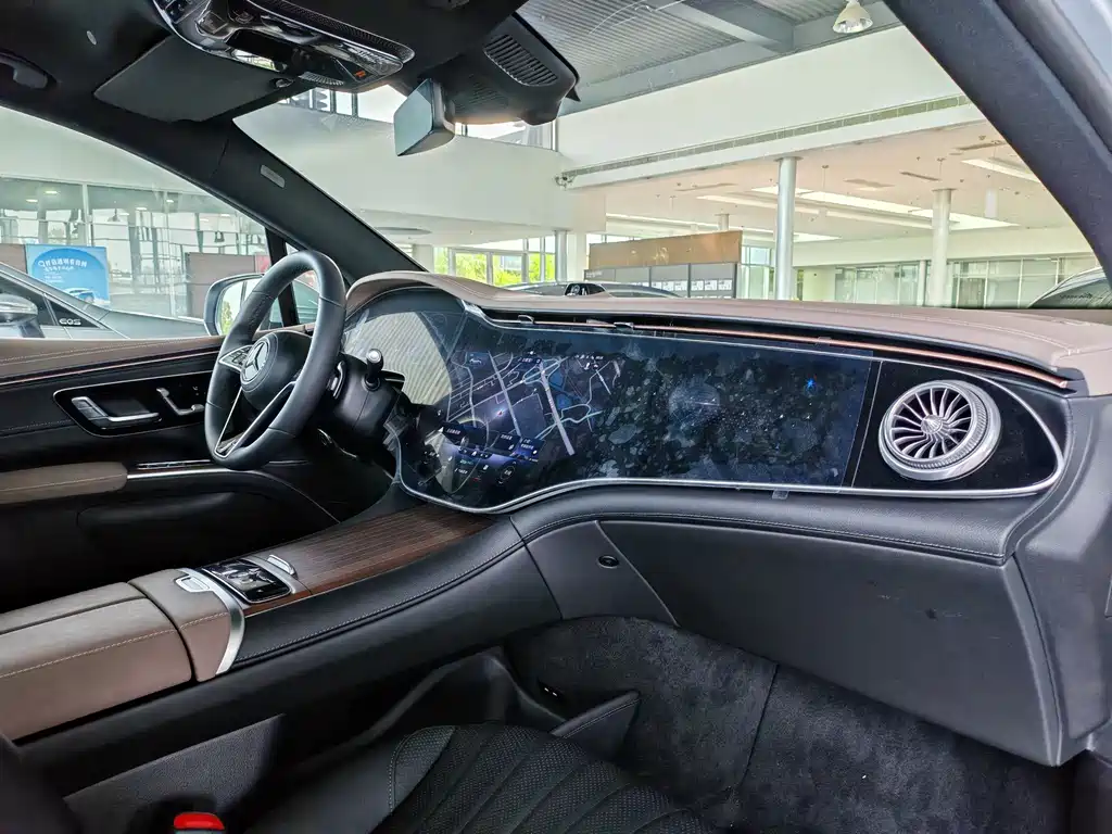 Mercedes-Benz EQS SUV — фото 13