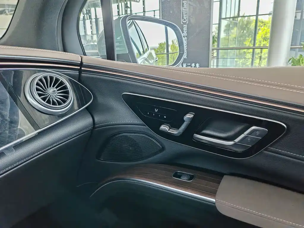 Mercedes-Benz EQS SUV — фото 14