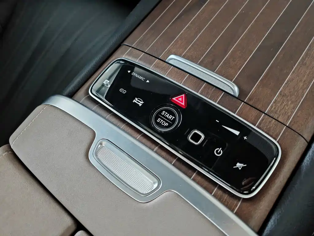 Mercedes-Benz EQS SUV — фото 15