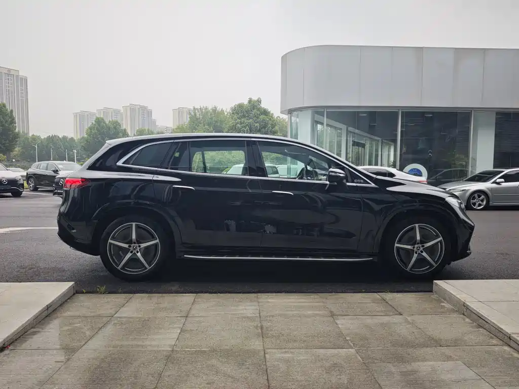 Mercedes-Benz EQS SUV — фото 4