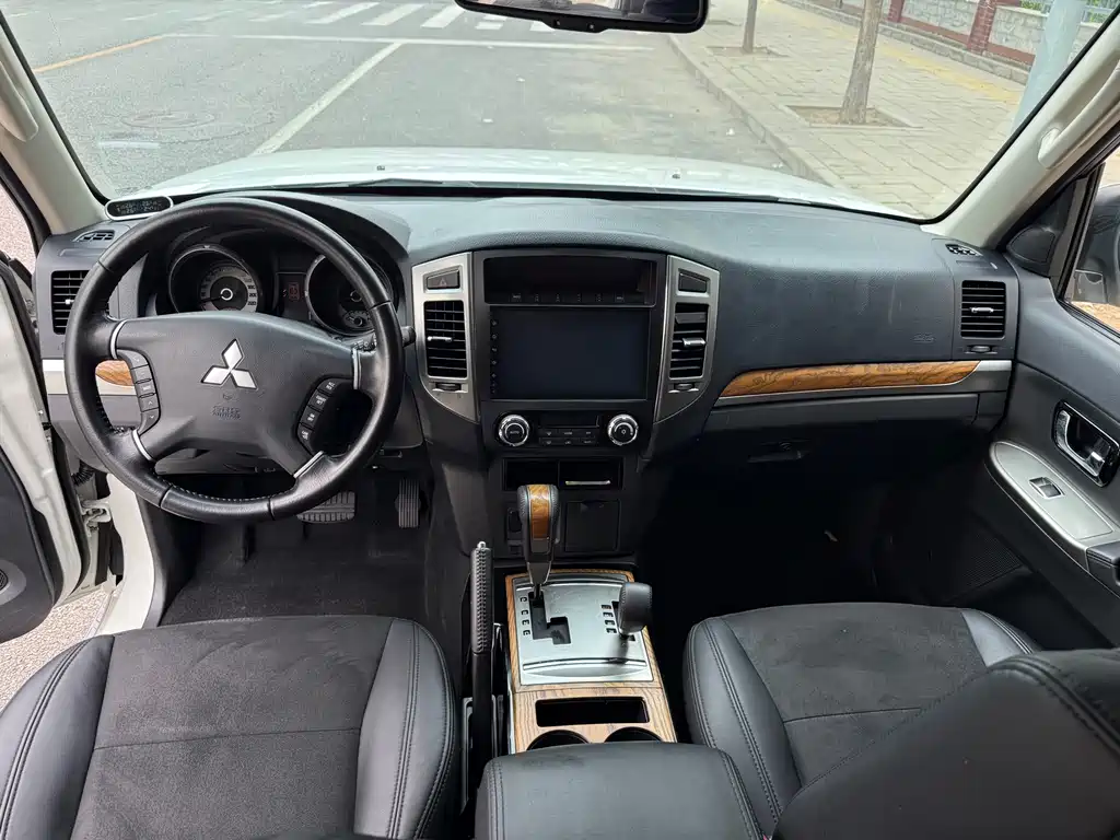 Mitsubishi Pajero (Import) — фото 11