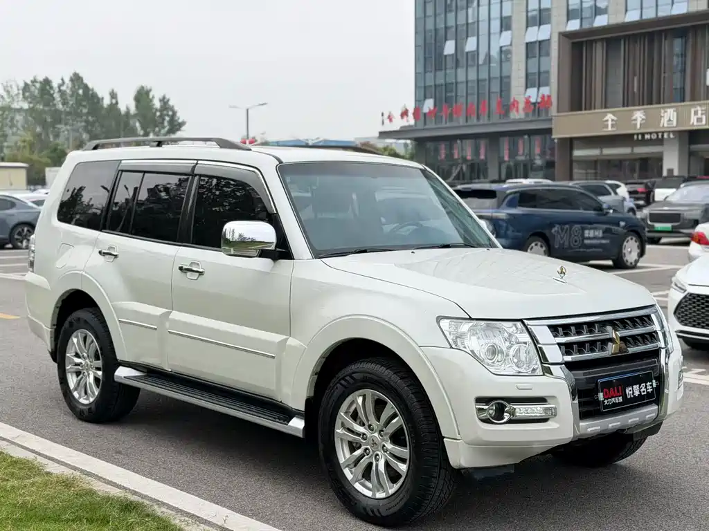 Mitsubishi Pajero (Import) — фото 3