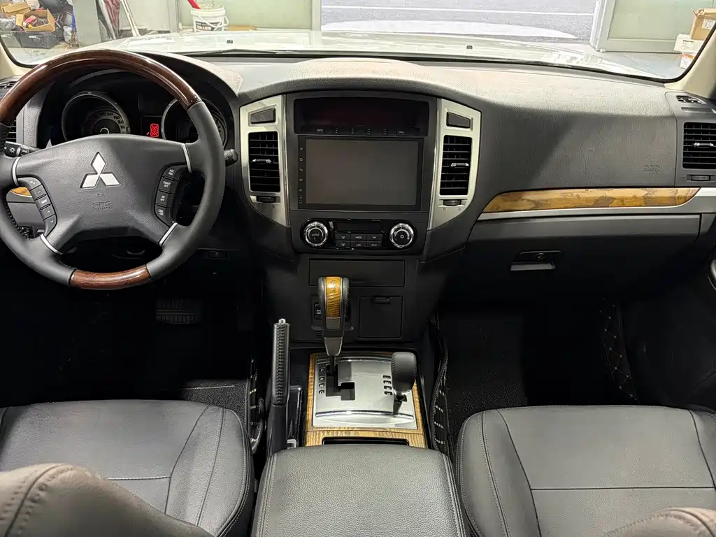 Mitsubishi Pajero (Import) — фото 14