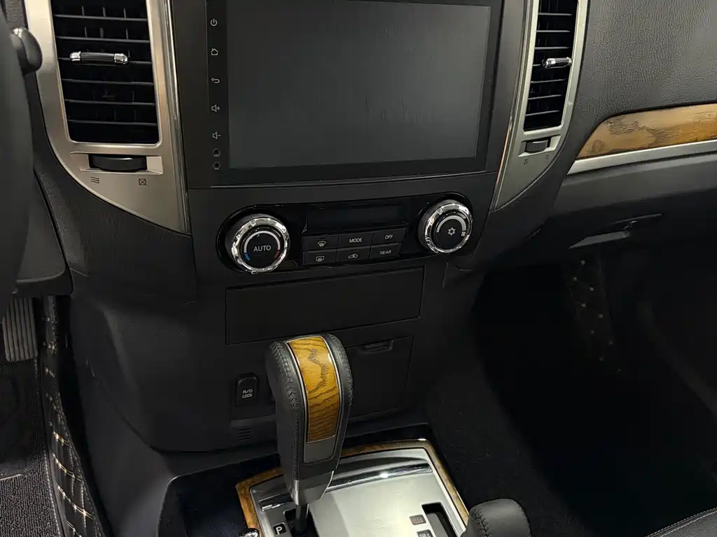 Mitsubishi Pajero (Import) — фото 10