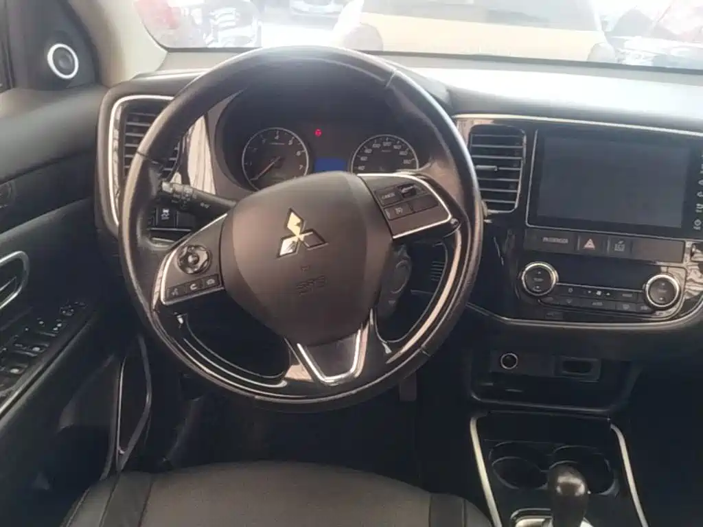 Mitsubishi Outlander — фото 11