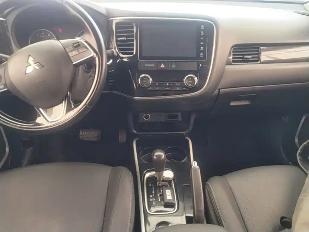 Mitsubishi Outlander — фото 13