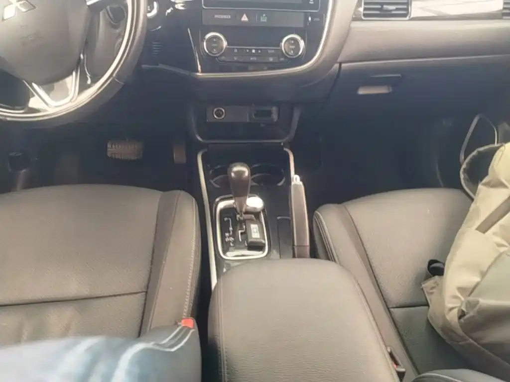 Mitsubishi Outlander — фото 14