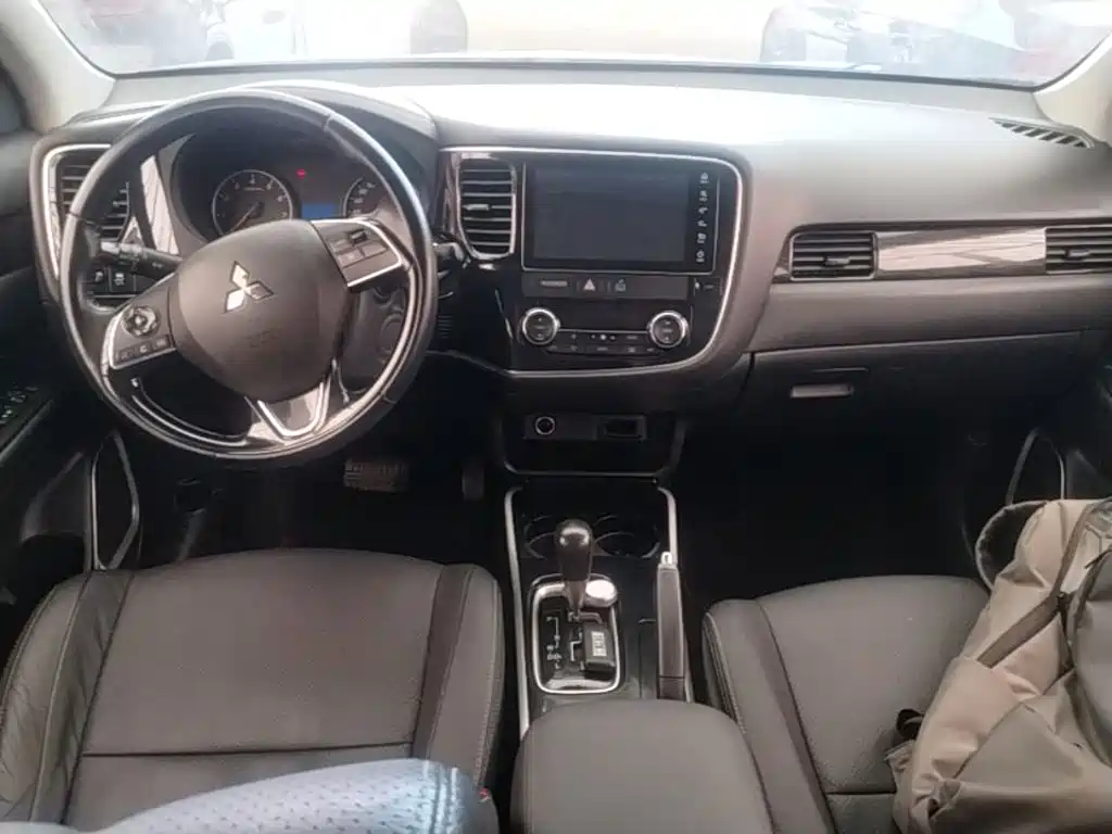 Mitsubishi Outlander — фото 10