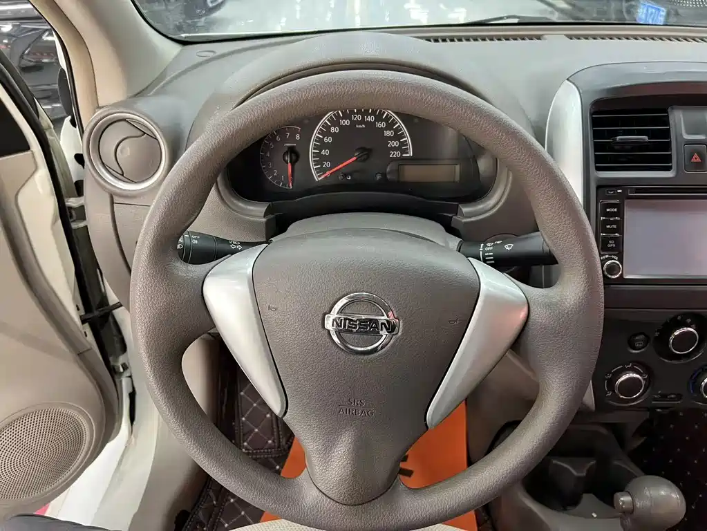 Nissan Sunny — фото 11