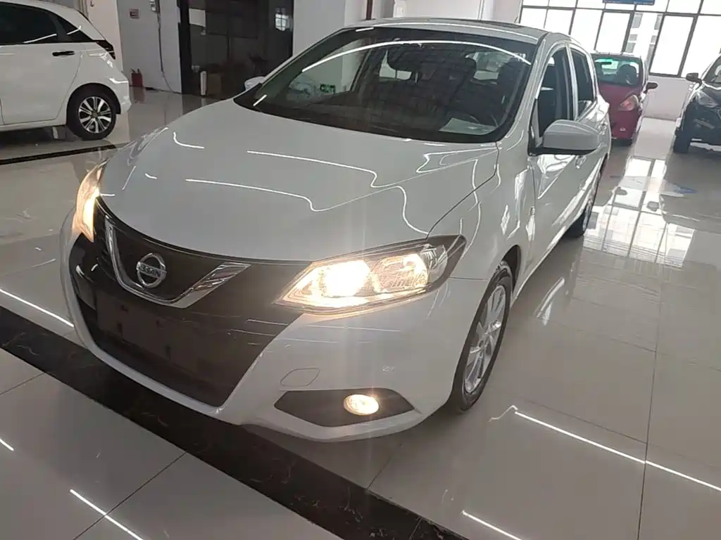 Nissan Tiida — фото 2