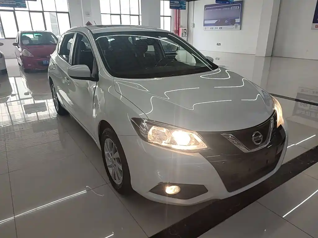 Nissan Tiida — фото 4