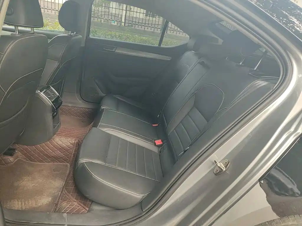 Skoda Superb — фото 17