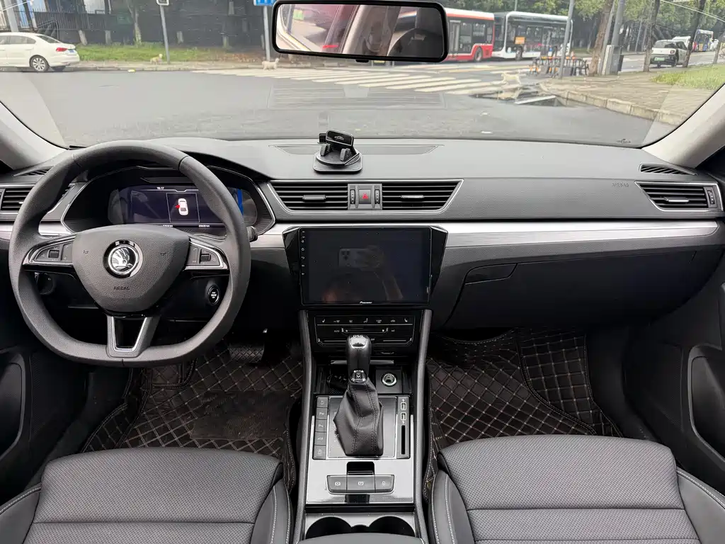 Skoda Superb — фото 10