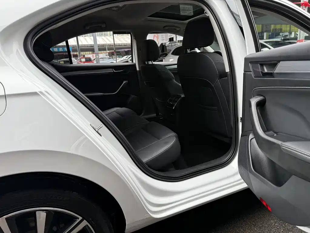 Skoda Superb — фото 9