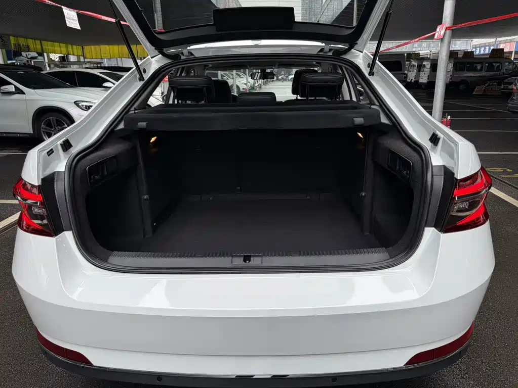 Skoda Superb — фото 10