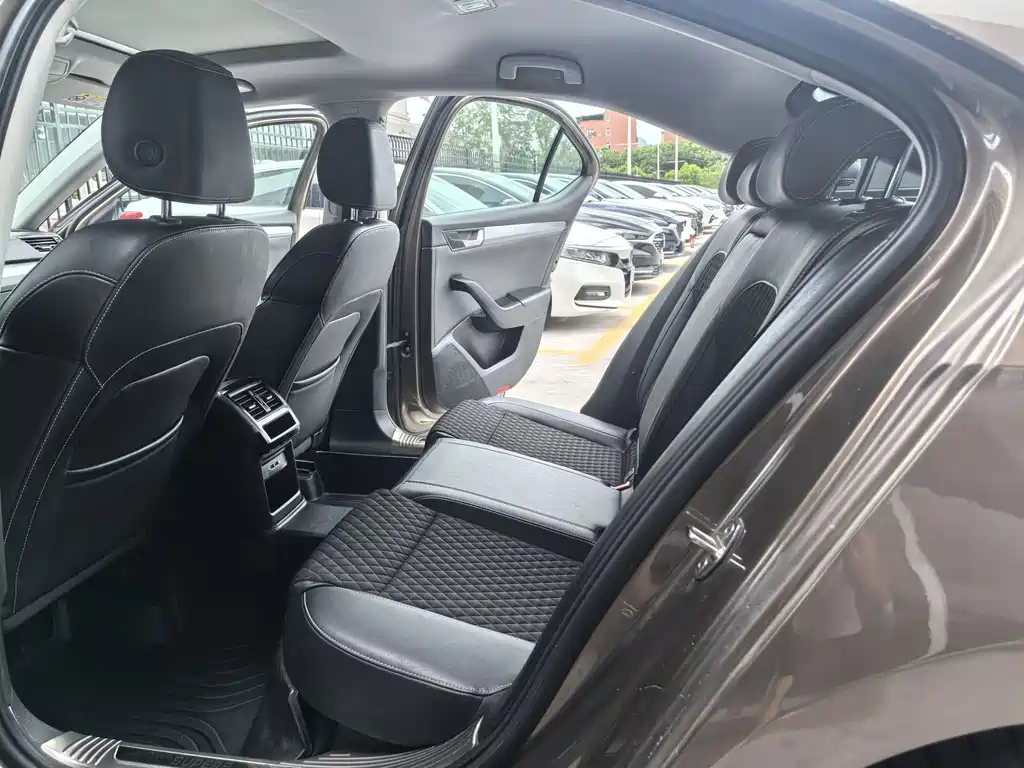 Skoda Superb — фото 11