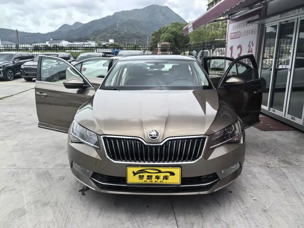 Skoda Superb — фото 7