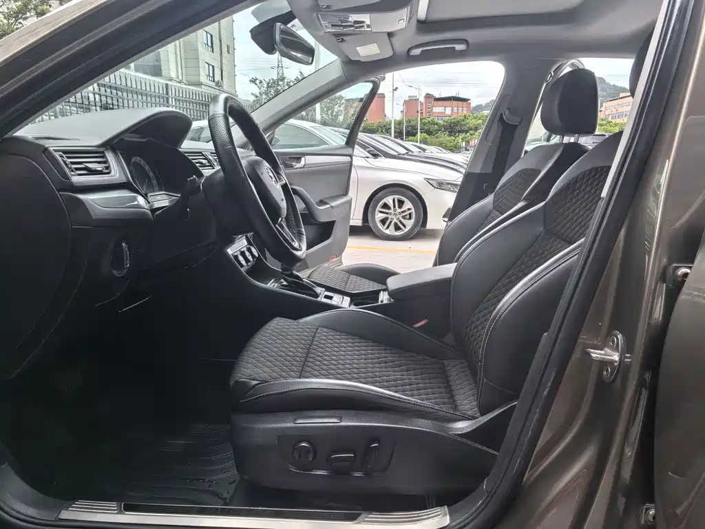 Skoda Superb — фото 9