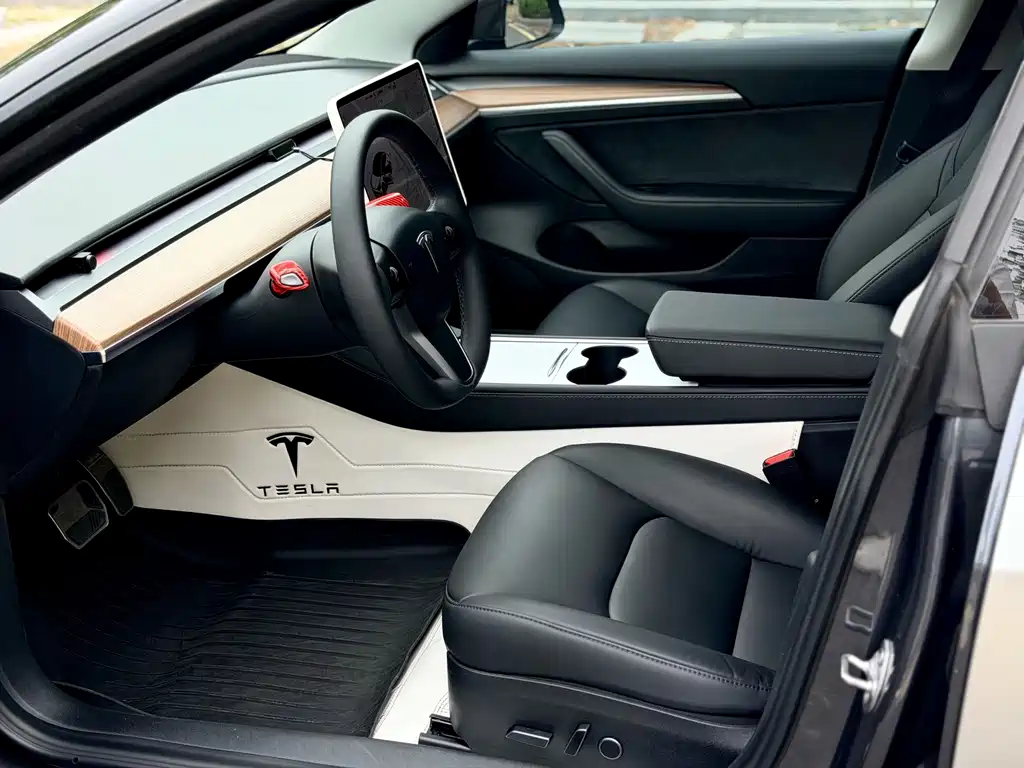 Tesla Model 3 — фото 10