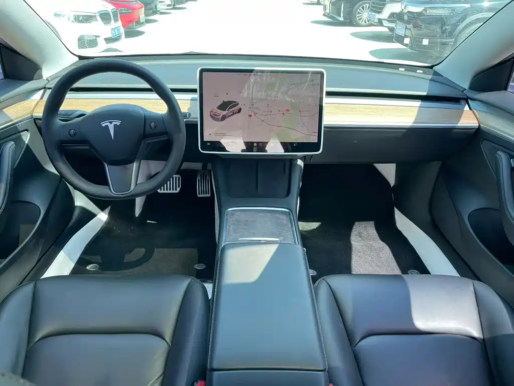 Tesla Model 3 — фото 9