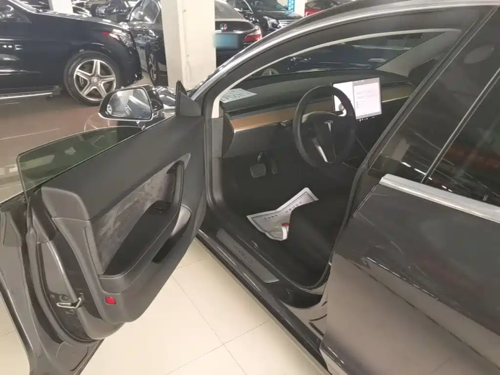 Tesla Model 3 — фото 16