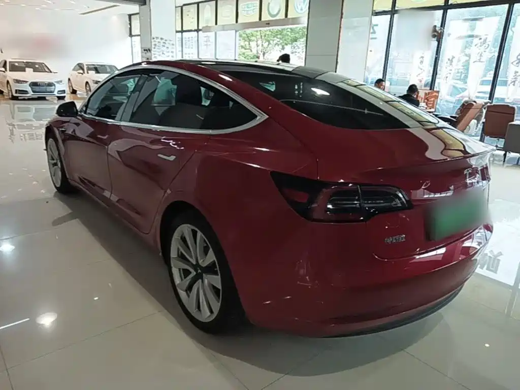 Tesla Model 3 — фото 5